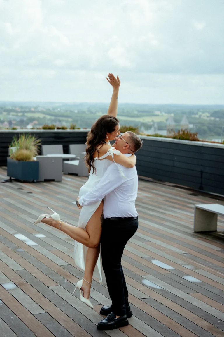 Brudepar danser på en tagterrasse til deres bryllup