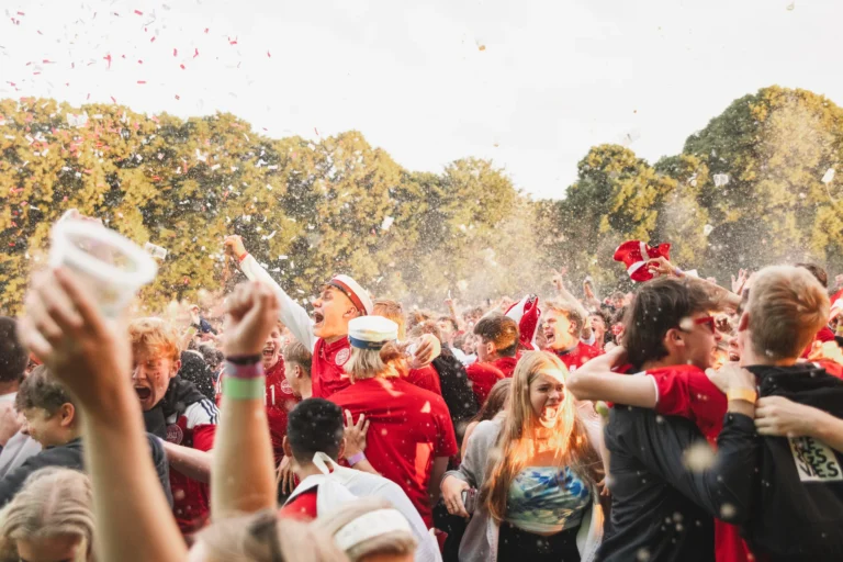 Publikum med drinks til udendørs fest