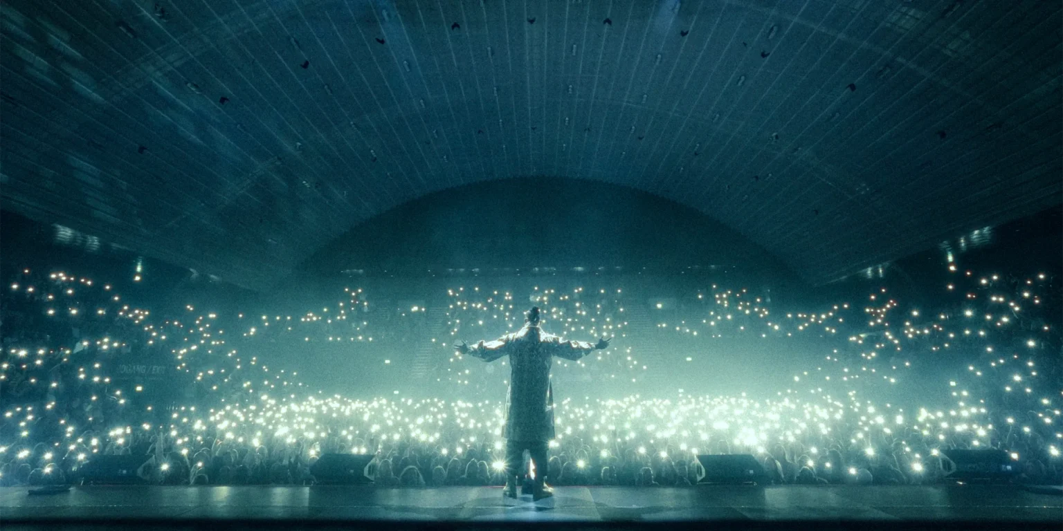 Joey Moe på scenen foran et fyldt KB Hallen