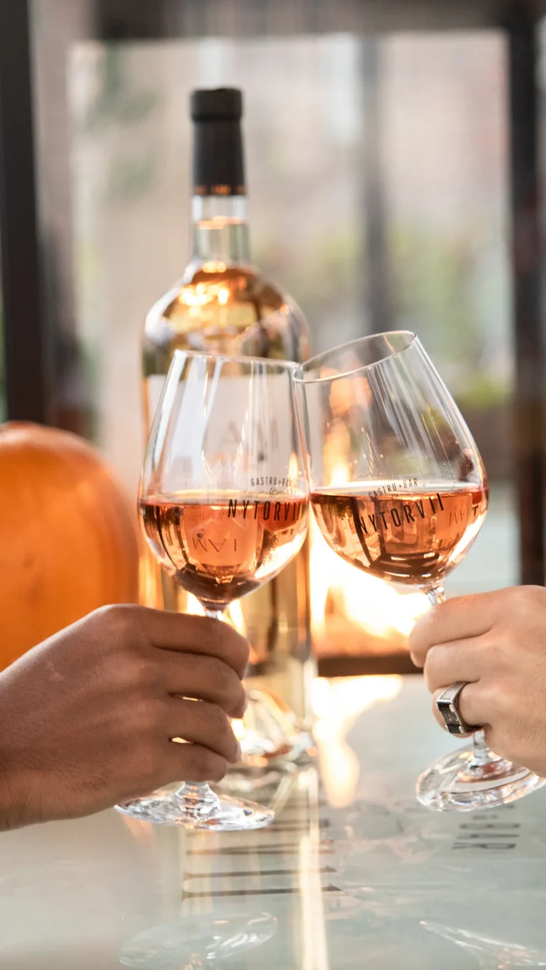 To glas rosé fotograferet på Nytorv Vin
